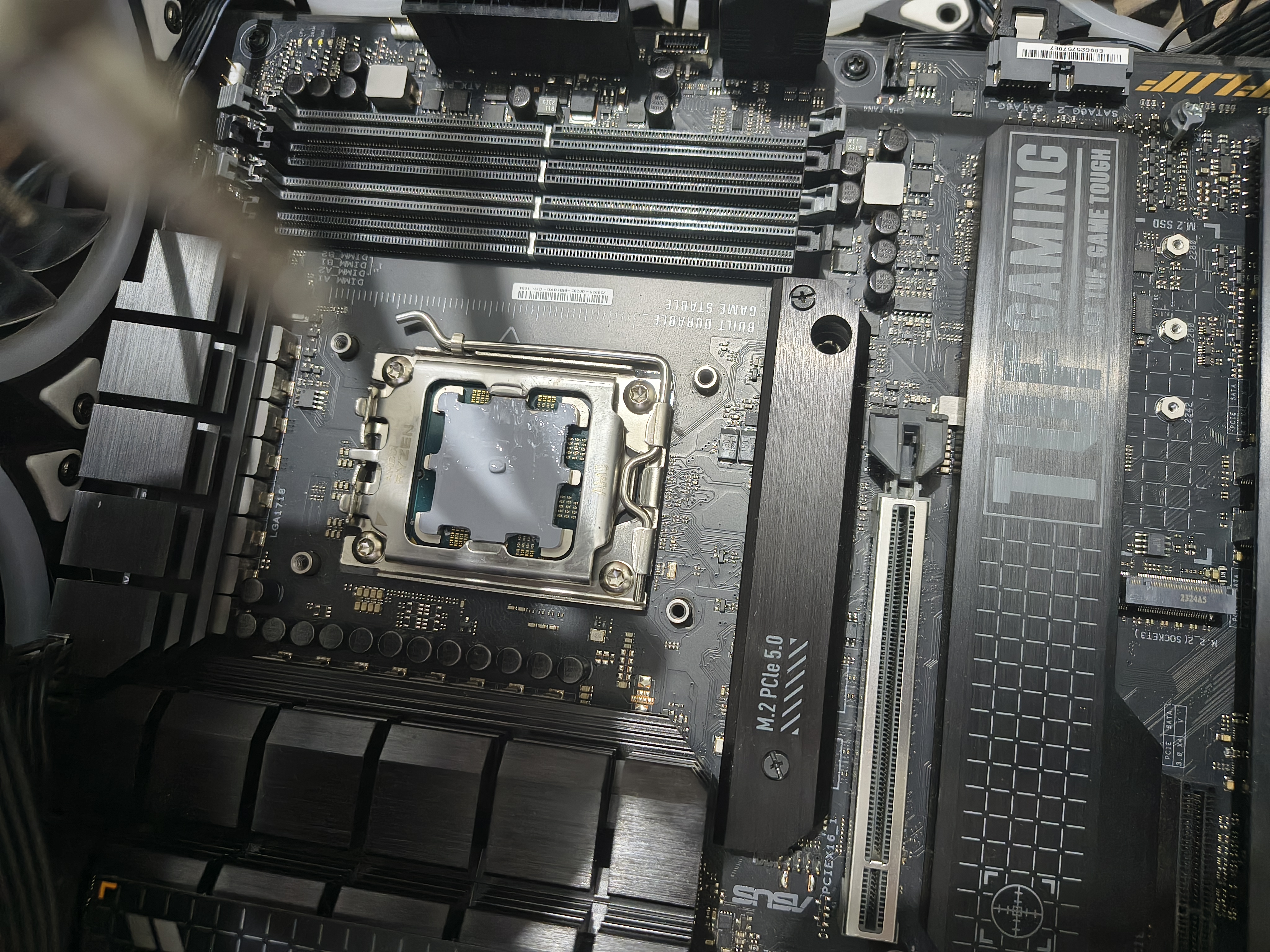 Instalação de upgrade: Ryzen 7 9850X3D, placa-mãe ASUS TUF GAMING Wi-Fi, 32GB RAM DDR5 6000MHz e SSD NVMe 1TB