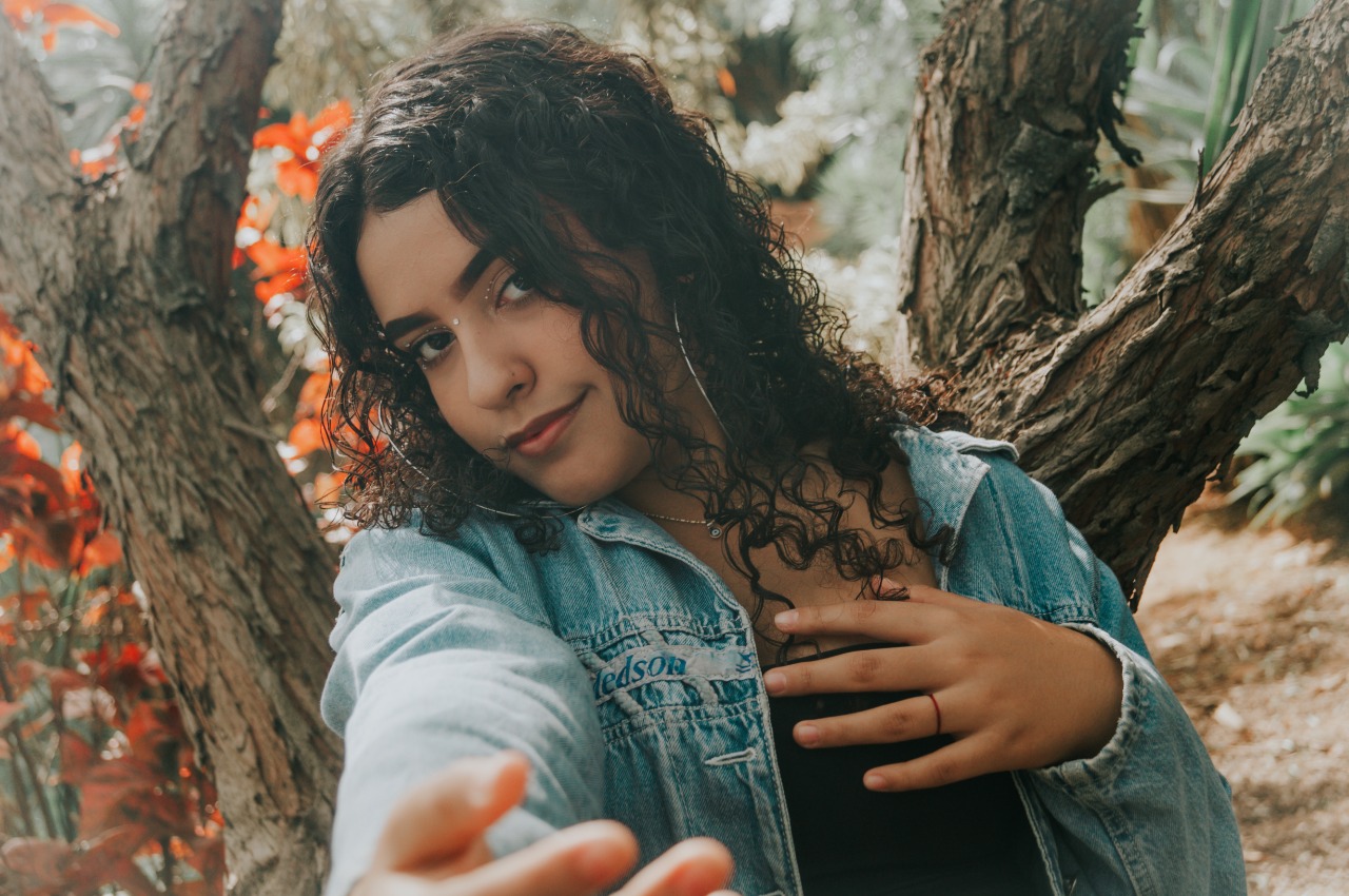 Fotografia de ambiente natural com brilho e contraste destacados, editada no Photoshop